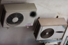 Κλιματιστικά κρεμασμένα σε τοίχο πολυκατοικίας