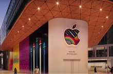 Ινδία: Η Apple λέει «Hello Mumbai», καθώς ετοιμάζεται να ανοίξει το πρώτο της φυσικό κατάστημα λιανικής στη χώρα - Έχει μερίδιο μόλις 3% στην αγορά smartphone.