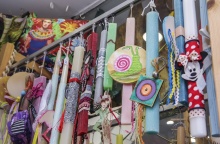 Λαμπάδες σε σταντ έξω από κατάστημα 