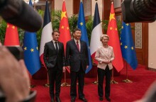 Εμανουέλ Μακρόν, Σι Τζινπίνγκ και Ούρσουλα φον ντερ Λάιεν στο Πεκίνο