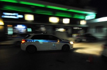 Περιπολικό της ΕΛ.ΑΣ. κατά τη διάρκεια της νύχτας σε δρόμο