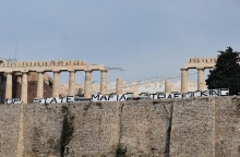 Κινητοποίηση διαμαρτυρίας για τη 12χρονη από τον Κολωνό - Ανέβασαν πανό στην Ακρόπολη μέλη συλλογικοτήτων - Έγιναν προσαγωγές από την ΕΛ.ΑΣ. 