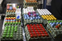 Σε ισχύ το εορταστικό ωράριο λειτουργίας των εμπορικών καταστημάτων - Ανοιχτά και την Κυριακή των Βαΐων - Οι τιμές στην αγορά.