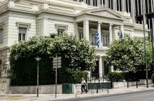 Το υπουργείο Εξωτερικών εξέφρασε την καταδίκη του για την επίθεση στο Τελ Αβίβ - Μήνυμα στήριξης στο Ισραήλ και συλλυπητήρια στην Ιταλία για την απώλεια πολίτη.