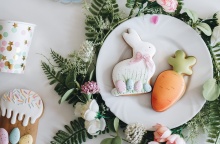 Λαγουδάκι και καρότο σε τραπέζι στολισμένο για το Πάσχα