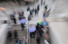 Πολίτες με ομπρέλα βγαίνουν από το μετρό Συντάγματος