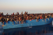 Ιταλία: Σχεδόν 1.000 μετανάστες έφτασαν στο νησί Λαμπεντούζα μέσα σε διάστημα 24 ωρών - Τετραπλασιάστηκαν οι αφίξεις σε σχέση με πέρυσι. 