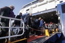 Εκδρομείς του Πάσχα πάνω στον καταπέλτη πλοίου στο λιμάνι του Πειραιά