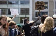 Χάπι άμβλωσης: Τι ακολουθεί μετά την απόφαση αναστολής της άδειας κυκλοφορίας του φαρμάκου - Απειλούνται τα δικαιώματα εκατομμυρίων γυναικών στις ΗΠΑ.