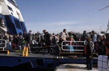 Εκδρομείς του Πάσχα πάνω στον καταπέλτη πλοίου στο λιμάνι του Πειραιά