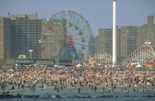 Brighton Beach: Η ιστορία και η εξέλιξη της γειτονιάς της Νέας Υόρκης στην οποία εγκατάσταθηκαν σοβιετικοί μετανάστες, η ρωσική κοινότητα και ο ρόλος της ρωσικής μαφίας.