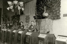 Σαν σήμερα 14 Απριλίου: Το 1894 ανοίγει η πρώτη στον κόσμο αίθουσα κινητοσκοπίου, ανοίγοντας τον δρόμο για την πολιτισμική επανάσταση του κινηματογράφου.