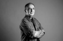 Ο Γιώργος Καρράς μιλάει για το νέο του άλμπουμ «Ασκήσεις Απλότητας» που κυκλοφορεί από τη United We Fly, τη μουσική του πορεία και τις Τρύπες.