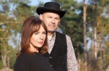 O Tim Vass, ιδρυτής των Razorcuts, μιλάει για το νέο σχήμα Silver Biplanes, το indie rock και τα 80s, πριν τη συναυλία τους στην Αθήνα, στο 1ο Athens Pop Fest and Convention.