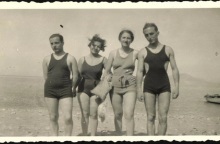 Μπαιν Μιξτ: Η ιστορία πίσω από τα πρώτα μεικτά θαλασσινά μπάνια ανδρών και γυναικών σε παραλίες της Αττικής, στα νότια προάστια της Αθήνας.