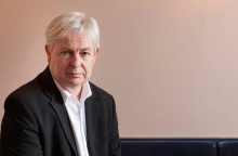 Θεσσαλονίκη: Ο Άγγλος μυθιστοριογράφος Τζόναθαν Κόου έρχεται στο ΜΜΘ για να συνομιλήσει με το αναγνωστικό κοινό της πόλης.