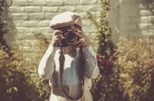 Παιδί με φωτογραφική μηχανή αποτυπώνει στιγμές όσο κάποιος τον φωτογραφίζει