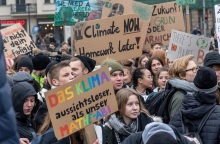 Η κλιματική οργάνωση «Τελευταία Γενιά» ανακοίνωσε δράσεις διαμαρτυρίας οι οποίες «θα παραλύσουν» το Βερολίνο - Το σχέδιο των ακτιβιστών για «ειρηνικό αδιέξοδο».