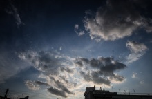 Σύννεφα κρύβουν τον ήλιο από τον αττικό ουρανό