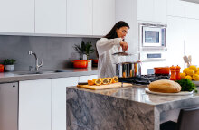 Μια γυναίκα μαγειρεύει. 