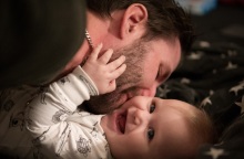 Άδεια 14 ημερών σε πατέρες παιδιών που γεννήθηκαν από τις 19 Ιουνίου 2021 και άλλες πέντε νέες ειδικές άδειες για εργαζόμενους γονείς και φροντιστές.