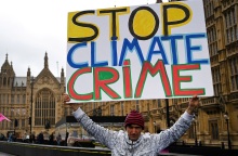 Μεγάλη κινητοποίηση στο Λονδίνο για την Ημέρα της Γης - Ακτιβιστές της Extinction Rebellion διαδήλωσαν στη βρετανική πρωτεύουσα για τη σωτηρία του πλανήτη.