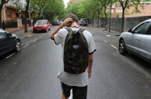 Έφηβος με το ένα χέρι στον σβέρκο του-Κίνηση που δείχνει προβληματισμό 