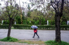 Βροχή στο κέντρο της Αθήνας - Γυναίκα με ομπρέλα