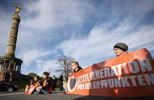 Γερμανία: Η οργάνωση για το κλίμα «Τελευταία Γενιά» έχει κλείσει 30 κεντρικές διασταυρώσεις στο Βερολίνο - Σε εξέλιξη μεγάλη επιχείρηση της αστυνομίας