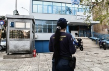 Αστυνομικός έξω από Α. Τ. Ακροπόλεως