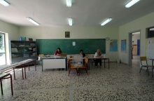 Σχολική τάξη χωρίς θρανία έχει εξοπλιστεί με κάλπες και ψηφοδέλτια στο πλαίσιο εκλογών