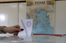 Χέρι ρίχνει ψηφοδέλτιο σε κάλπη