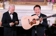 Γιουν Σουκ-γέολ και Τζο Μπάιντεν