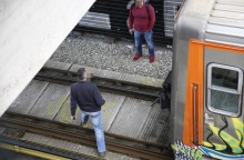 Δύο άνδρες στις γραμμές του Ηλεκτρικού κατά τις προσπάθειες απεγκλωβισμού ατόμου από τις ράγες