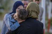 Σουδάν: Μητέρα κρατά στην αγκαλιά της το παιδί της 