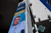 Πανό έξω από την ΕΣΗΕΑ για τη δολοφονία του δημοσιογράφου Γιώργου Καραϊβάζ