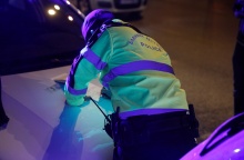 Τροχονόμος σκυμμένος στο καπό αυτοκινήτου βεβαιώνει κλήση για παράβαση νυχτερινές ώρες