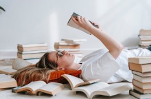 Πως οι ψηφιακοί περισπασμοί δεν μας επιτρέπουν πια να διαβάζουμε σε βάθος και να εστιάζουμε σε μία μόνο εργασία