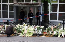 Λουλούδια και αρκουδάκια έξω από το δημοτικό σχολείο όπου καταγράφηκε το μακελειό με οκτώ νεκρούς μαθητές και έναν φύλακα σε δημοτικό σχολείο στο Βελιγράδι - 14 ετών ο ένοπλος