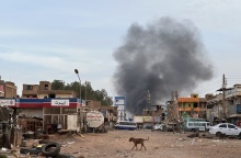 Καπνοί από εκρήξεις στο Σουδάν - Άδειοι δρόμοι, κατεστραμμένα κτίρια 