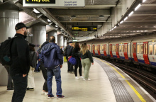 Σταθμός του μετρό στη Βρετανία και επιβάτες που αναμένουν την έλευση του συρμού στην αποβάθρα