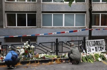 Λουλούδια, αρκουδάκια και κεριά έξω από το δημοτικό σχολείο όπου καταγράφηκε το μακελειό στη Σερβία