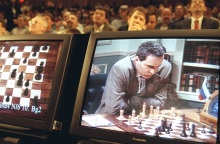 Σαν σήμερα 11 Μαΐου: Το 1997 ο Γκάρι Κασπάροφ χάνει στο σκάκι από τον υπολογιστή Deep Blue και η πρώιμη εκδοχή της τεχνολογίας AI απασχολεί τον δημόσιο διάλογο.