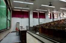 Άδεια έδρανα στο αμφιθέατρο Πανεπιστημίου