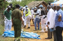 Κένυα: Στους 179 οι νεκροί στο δάσος Σακαχόλα - Παραμένει στη φυλακή ο ηγέτης της αίρεσης που διέταξε τους πιστούς να λιμοκτονήσουν.