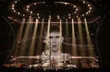 Eurovision 2023: Ο Victor Vernicos απομακρύνθηκε από τις κάμερες και τους δημοσιογράφους μετά τον αποκλεισμό του - Μαρίνα Βερνίκου: «Δεν ξέρω τι έφταιξε».