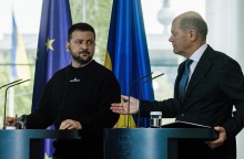 Βολοντίμιρ Ζελένσκι «Συμμαχία μαχητικών αεροσκαφών» επιδιώκει ο πρόεδρος της Ουκρανίας στο Βερολίνο - Θα σας στηρίζουμε για όσο χρειάζεται, δήλωσε ο Όλαφ Σολτς.