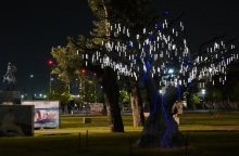 Θεσσαλονίκη: «Άνθισε» το γλυπτό φωτοβολταϊκό δέντρο στη Νέα Παραλία -  Για την κατασκευή του χρησιμοποιήθηκαν ανακυκλωμένες συσκευές θέρμανσης καπνού.