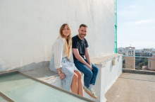 Οι δημιουργοί του λογαριασμού Read.Poop.Sleep. στο Instagram, Ελένη Σημαντηράκη και Πάνος Μυριαγκός μιλούν στην ATHENS VOICE για το viral περιεχόμενο, το χιούμορ ως άμυνα και τη δημιουργικότητα.