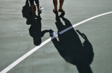 Σκιές σε προαύλιο σχολείου